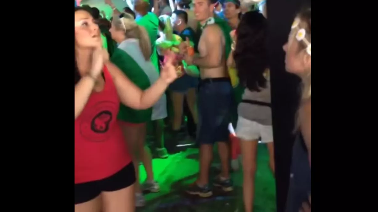 Se när den döva åskådaren får låttexten till sig