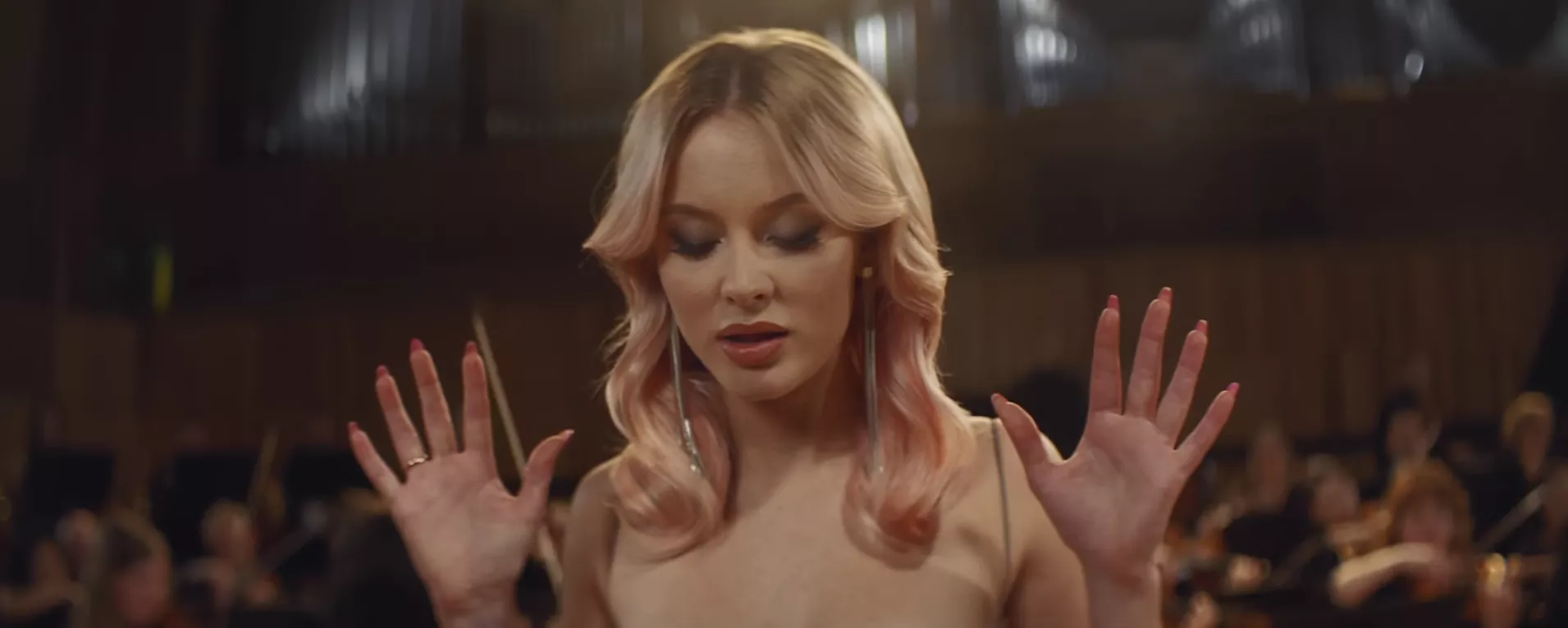 Zara Larssons video censureras – "Det är skitjobbigt att världen suger"