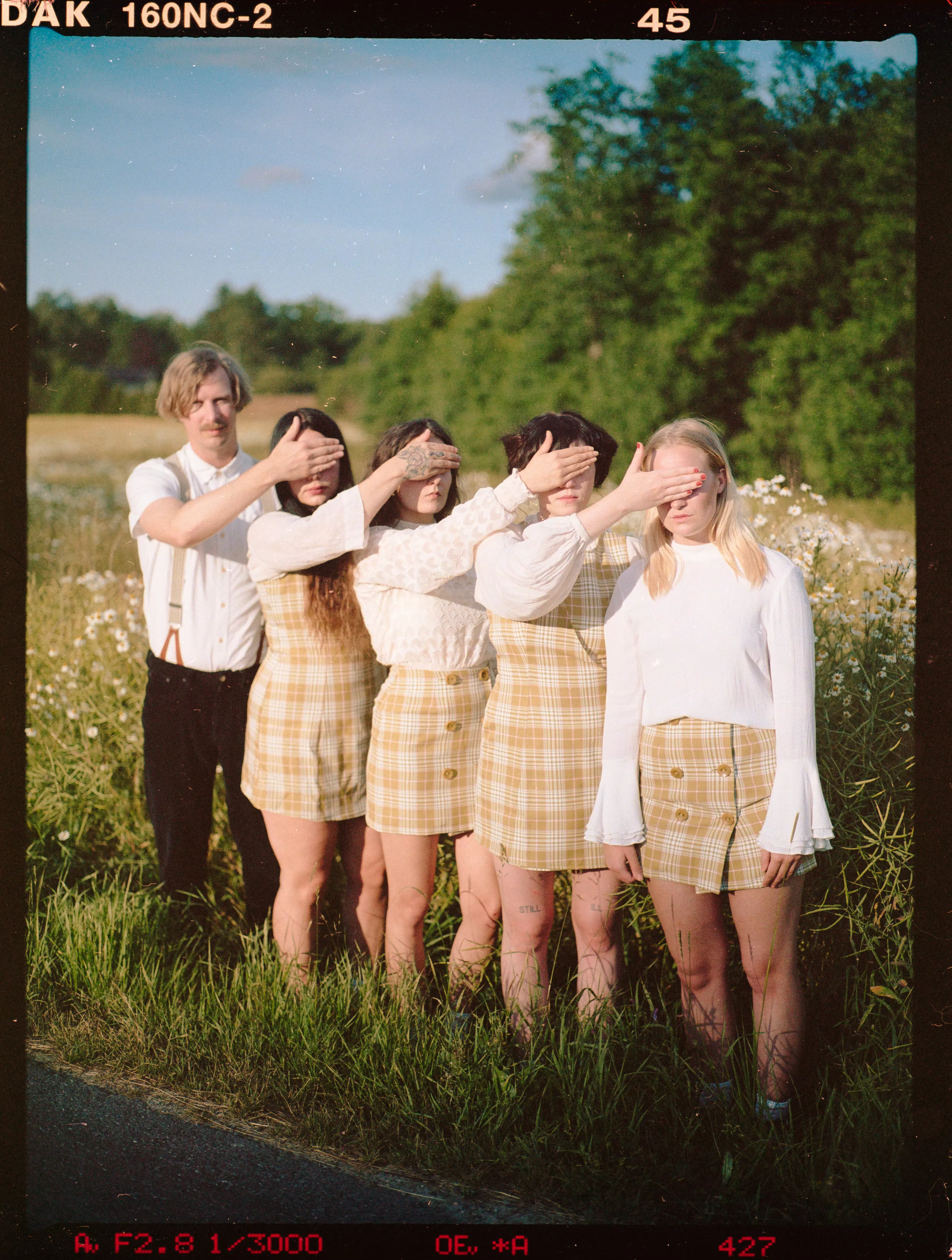 PREMIÄR: "Den handlar om när tråkiga jävlar inte vill dansa"