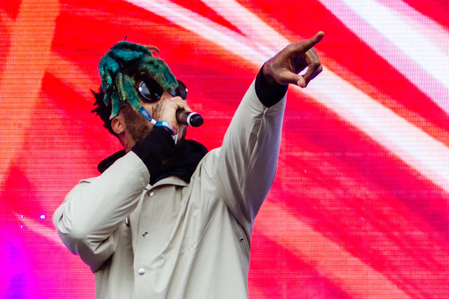 Hits, der snubler over sine egne ben