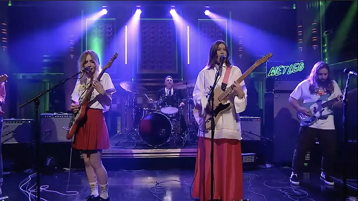 VIDEO: Wet Leg optræder hos Jimmy Fallon