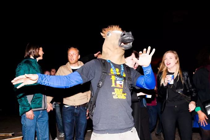 Stor fotoreportage: Distortion Ø indtog Refshaleøen