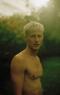 NYT FRA GULDIMUND: Ny single byder på englekor og kærlighed