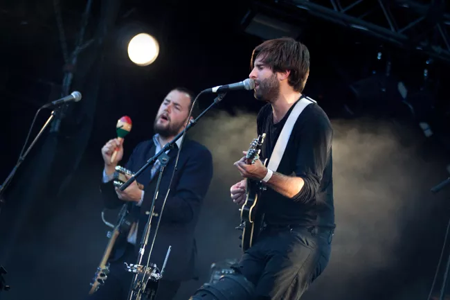 Shout Out Louds på miniturné