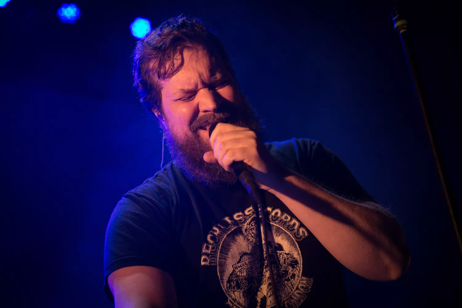 Slipad underhållare på gott humör