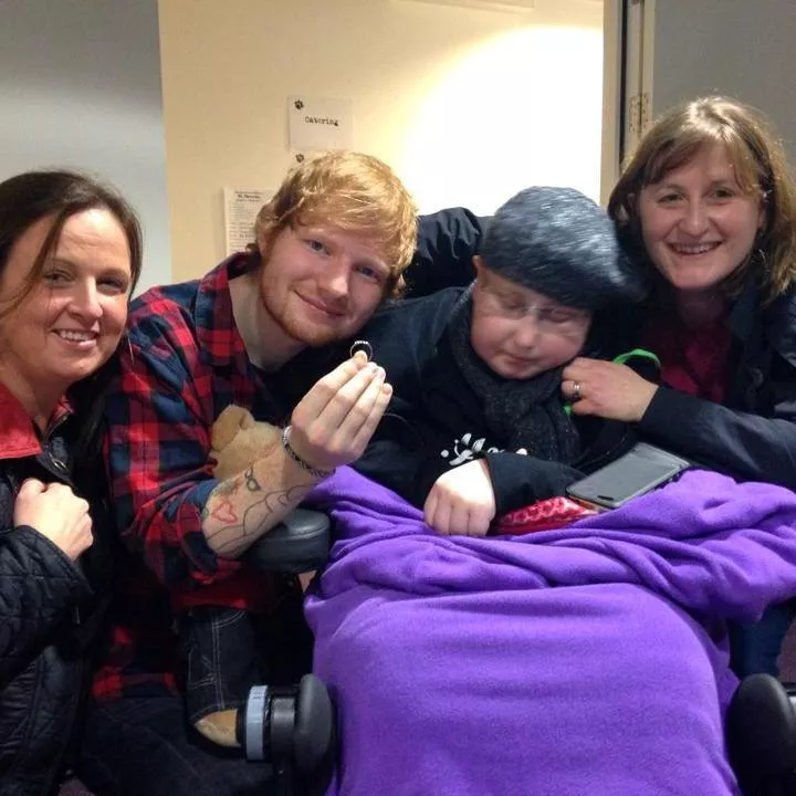 Ed Sheeran siger ja til vielsesring fra kræftsyg fan 