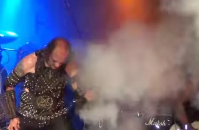 Se når pyroteknik går helt galt