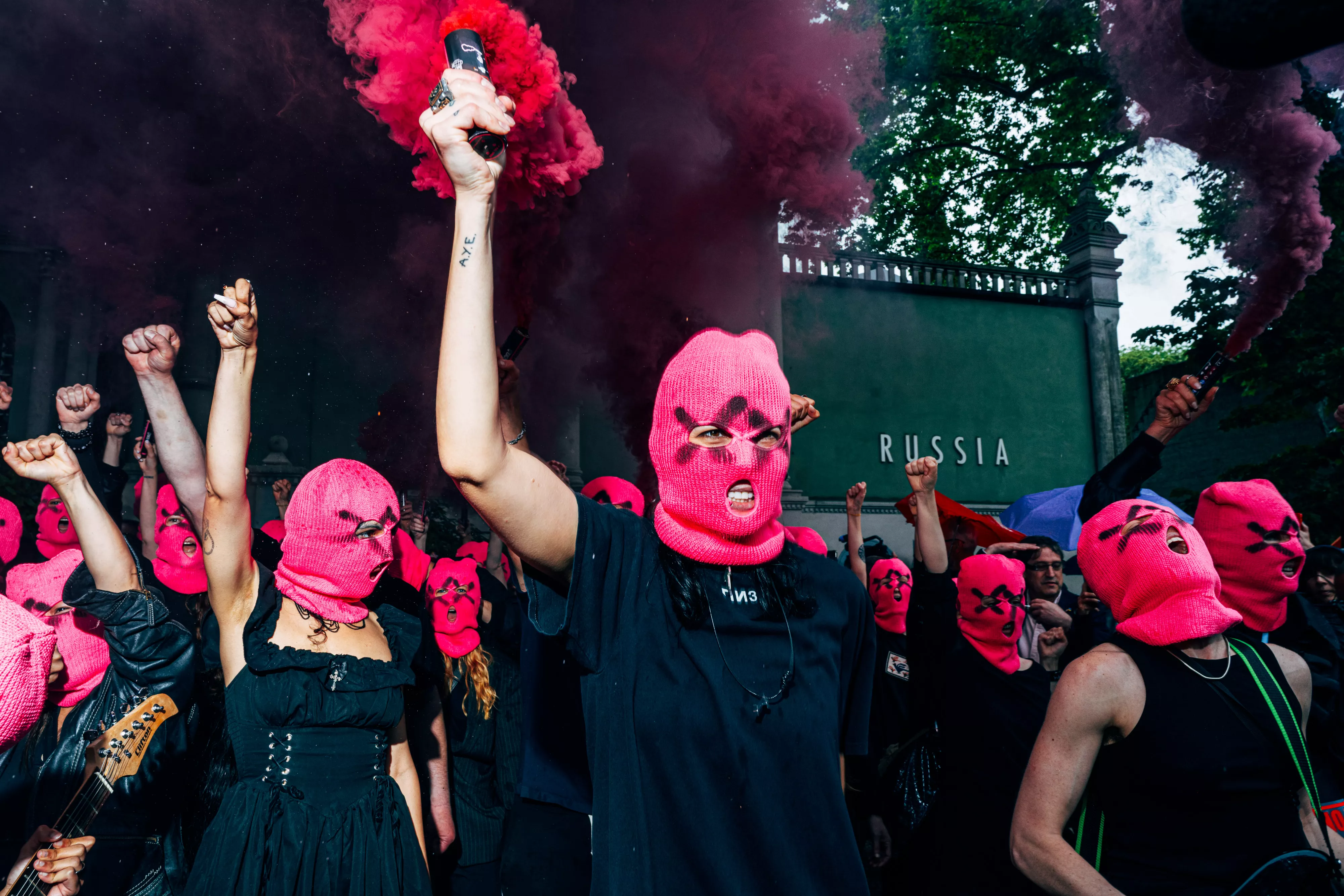 Billede fra Pussy Riot antikrigsdemonstration foran den russiske pavillon ved kunstbiennalen i Venedig 2026.