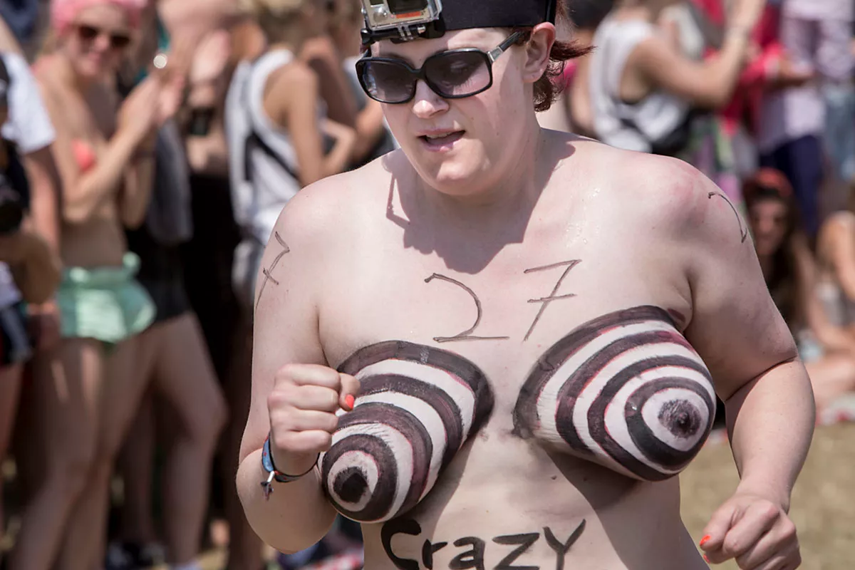 GAFFA TV: Nøgenløb på Roskilde – blafrende bryster og dinglende dillere 