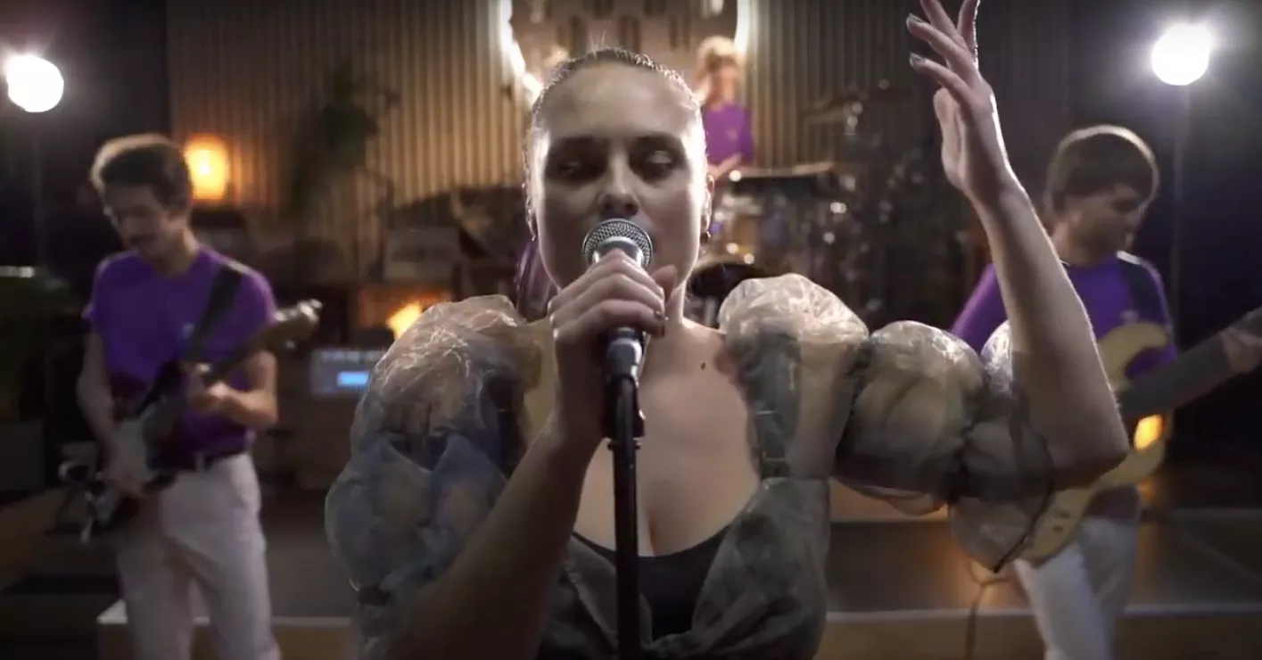 JULEKALENDER-LÅGE 12: Elba spreder gode vibrationer