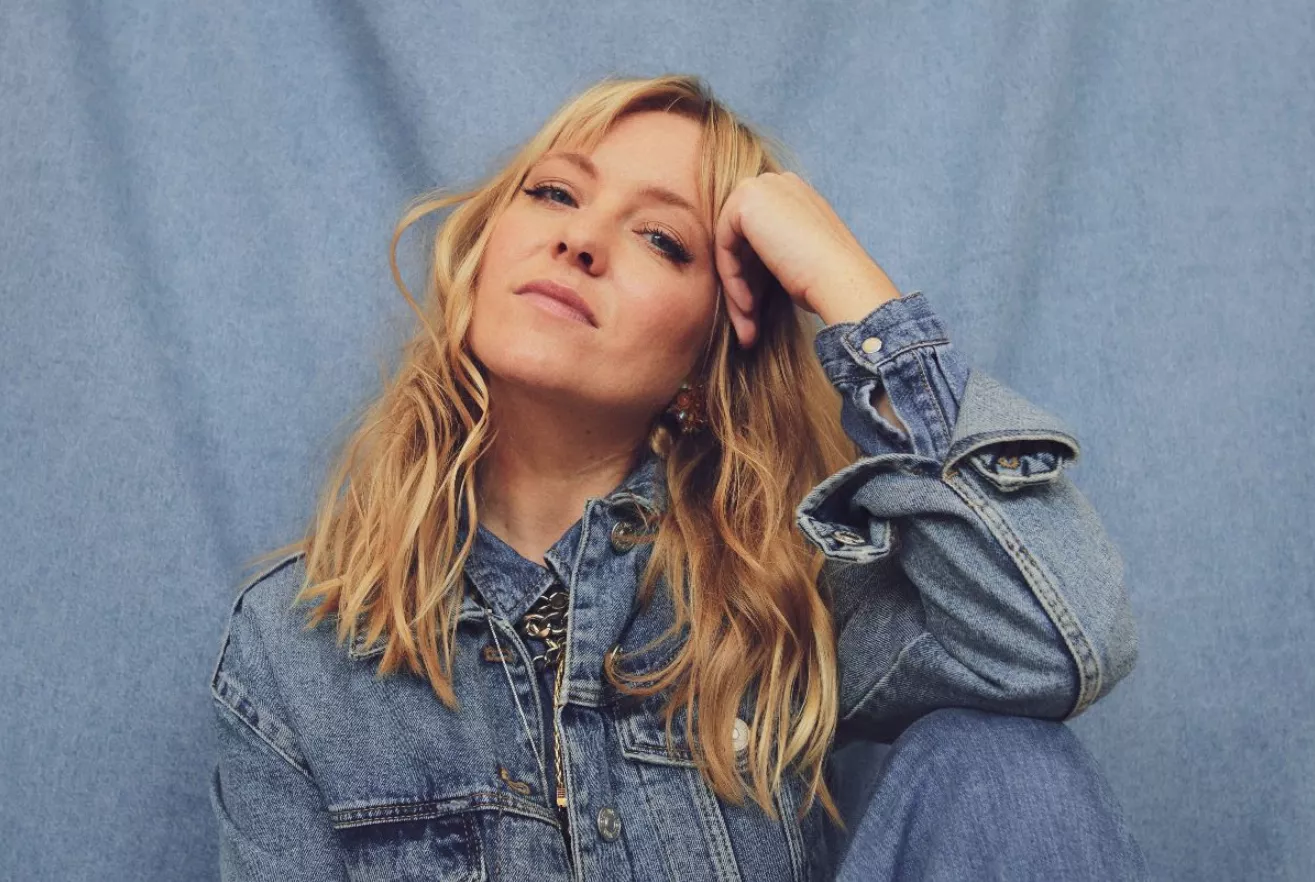 Sys Bjerre er tilbage med ny video – og slår op med sociale medier