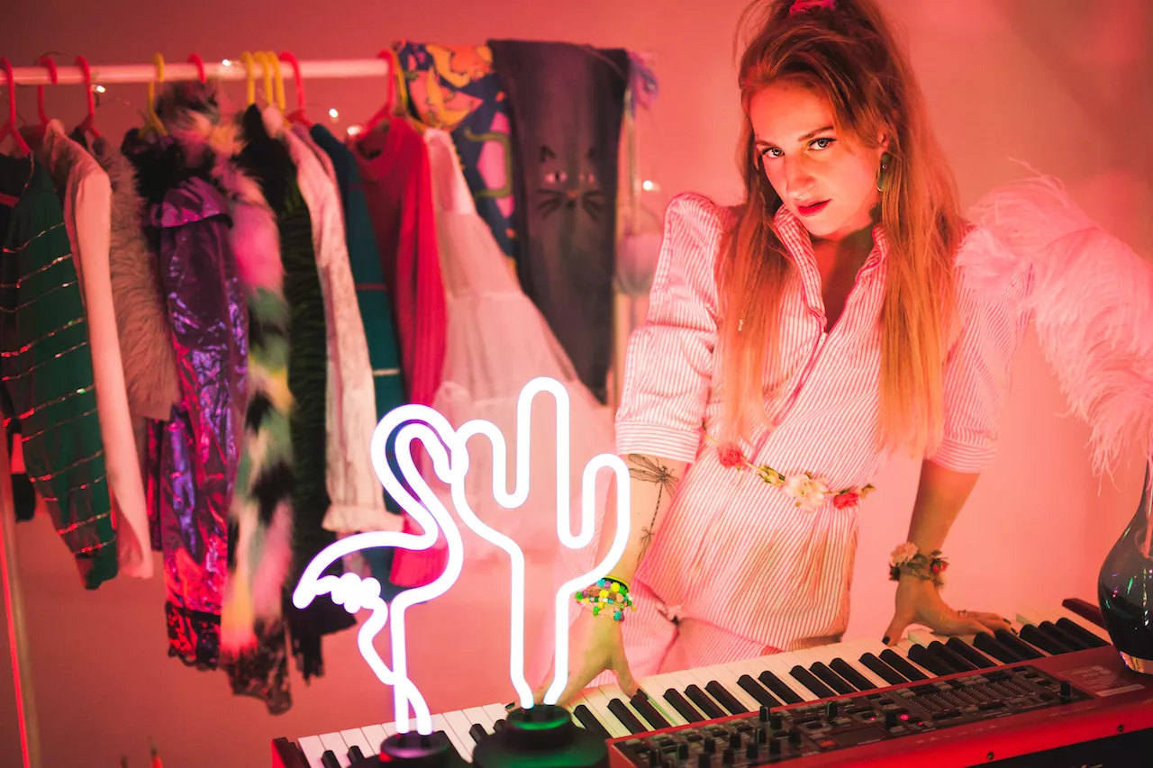 VIDEOPREMIÄR: Freakin' Kitty serverar en riktig 80-talsklassiker