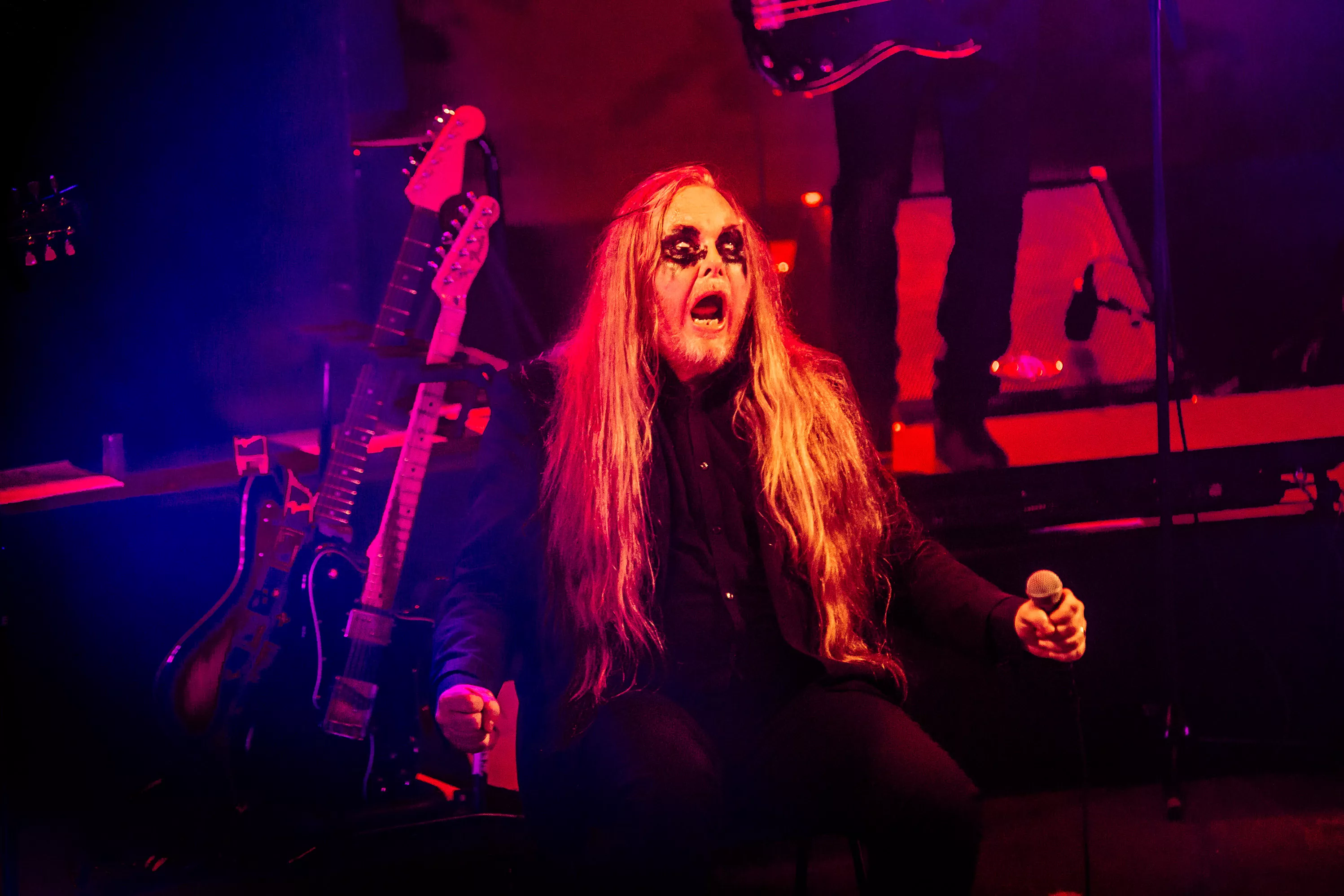 Mattias Alkberg på duoturné – "det är en golvlampa med porrbelysning"