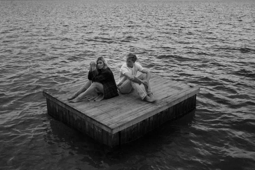 VIDEO: Christopher og svenske Clara Mae er fortabt på åbent hav