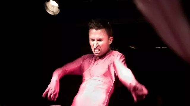 Gustav og Linse spiller luftguitar