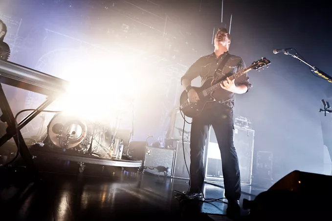 Se video: Queens of the Stone Age laver hattrick