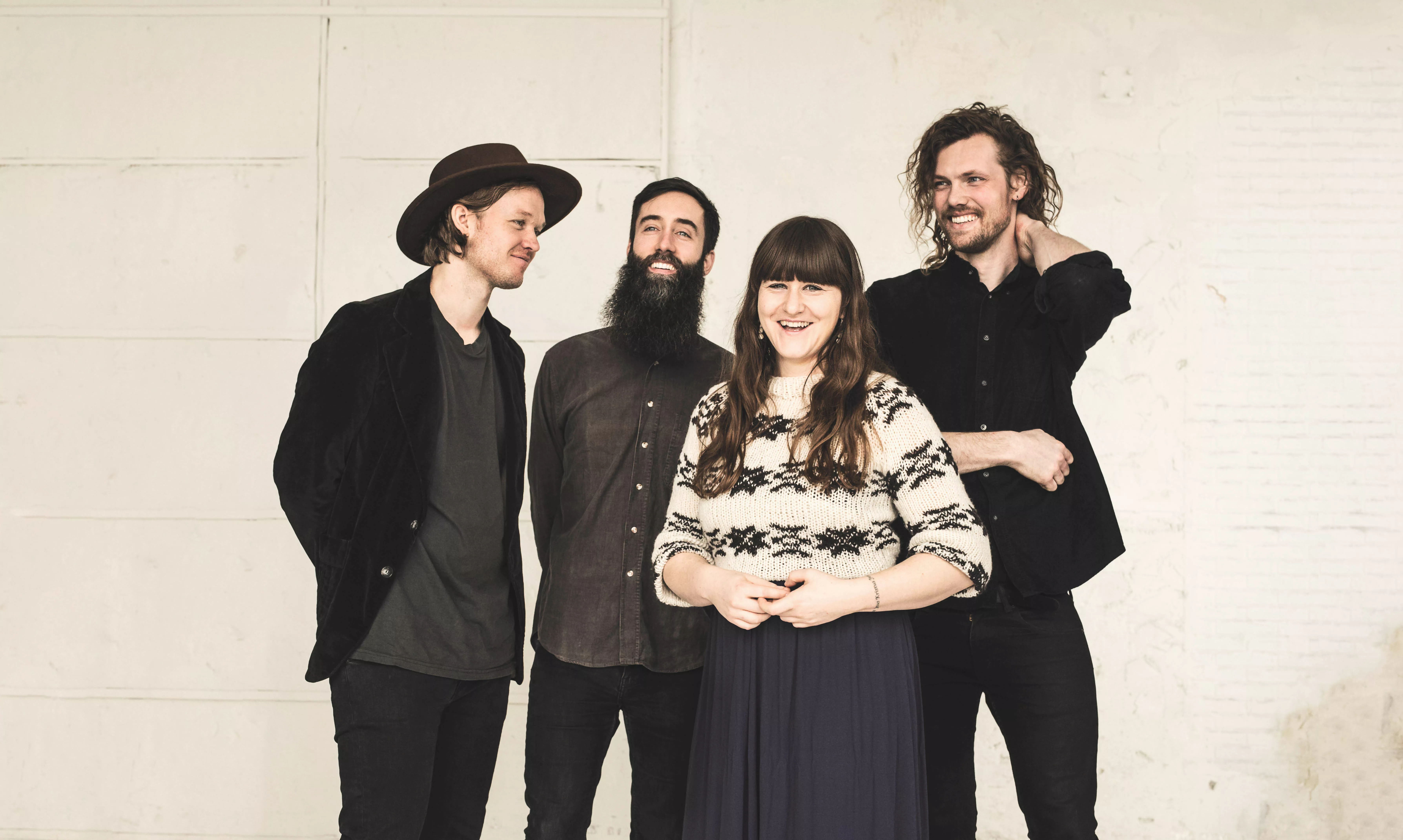 ANMELDELSE: Ude og hjemme på samme tid