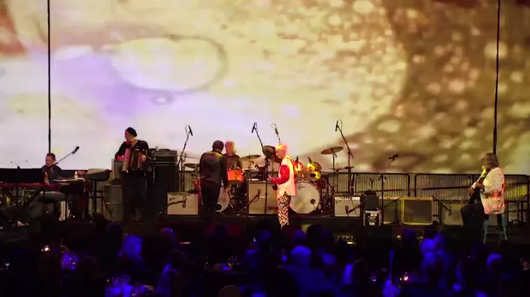 Se kultbandet återuppstå – med hjälp av rockikoner