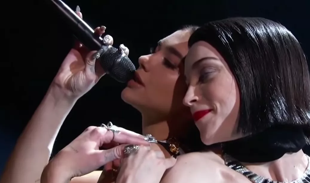 GRAMMY: Dua Lipa og St. Vincent skabte forførende medley af hinandens sange