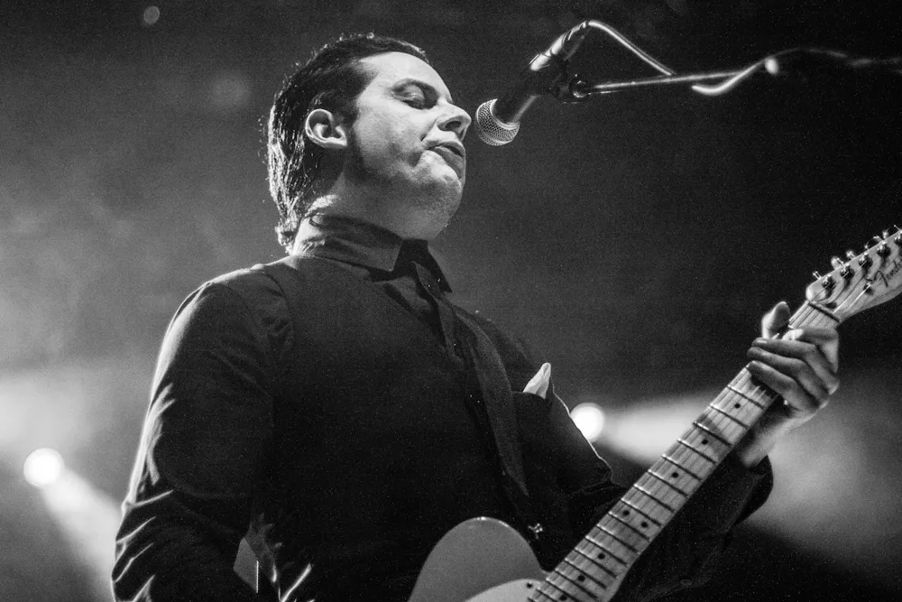 Jack White undskylder til højre og venstre