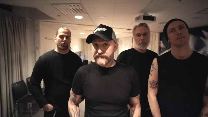 Se Mustasch bede om tilgivelse i video