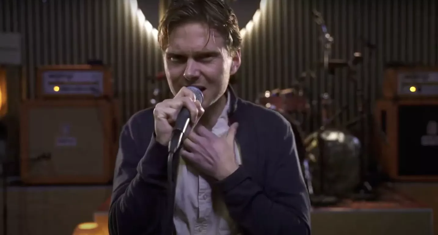 JULEKALENDER-LÅGE 13: Inderlige ord og toner fra Suni