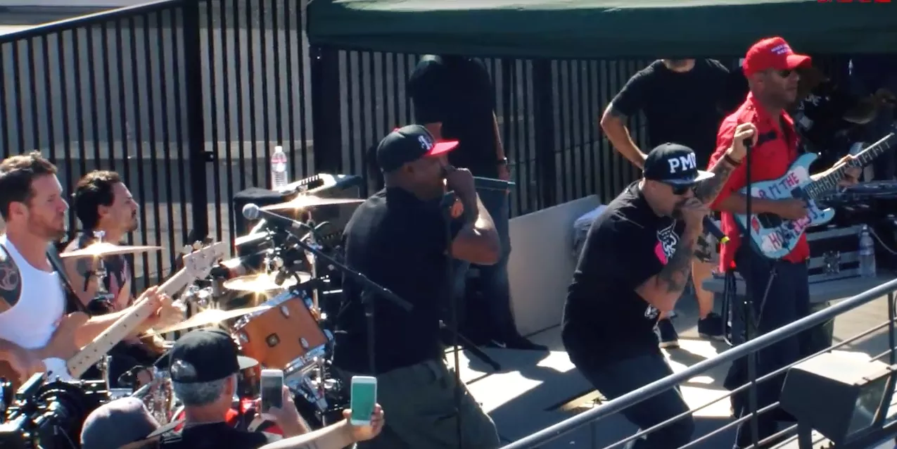 Video: Supergruppe spiller overraskelseskoncert på højhustag