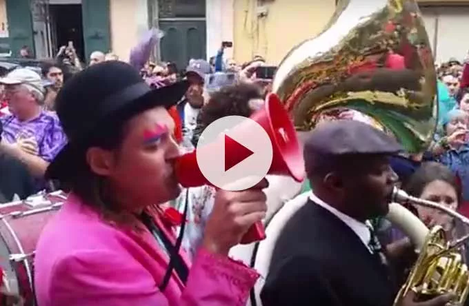 Se Arcade Fire hylla Bowie med parad i New Orleans