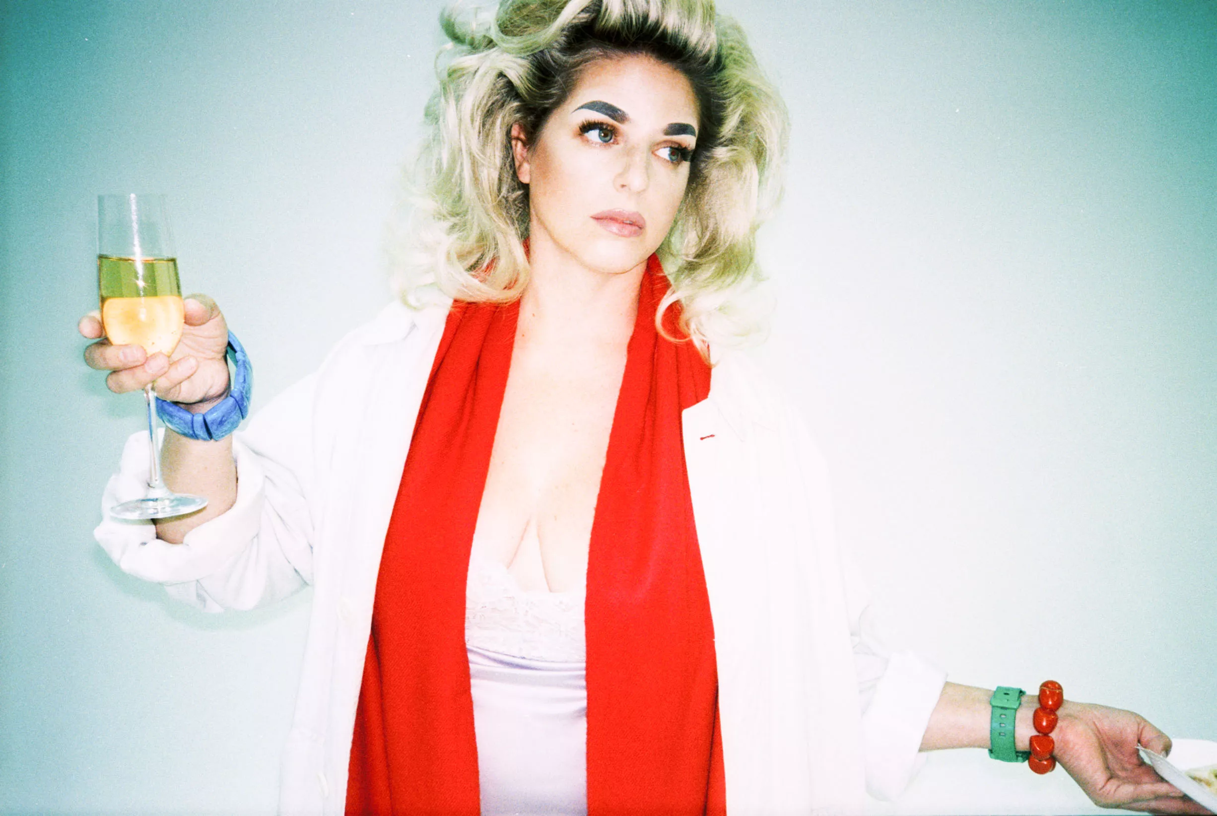 Skrapar ihop livsskärvorna och skapar popmagi