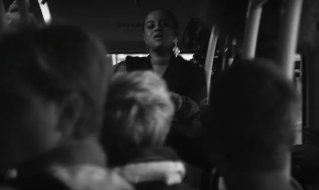 Se Sveriges nya popstjärna överraska bussresenärer