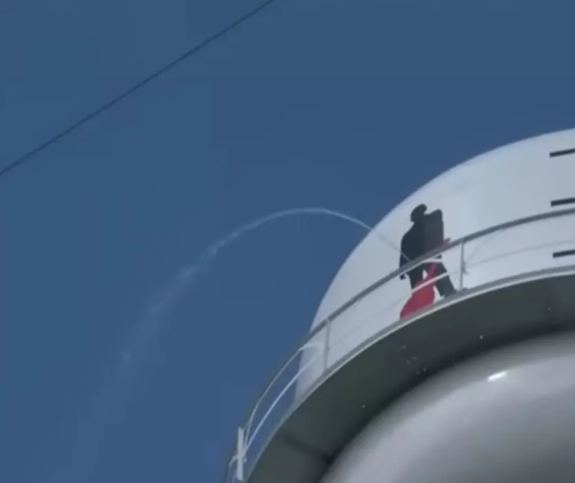 Skotthålet får det att se ut som att artisten urinerar