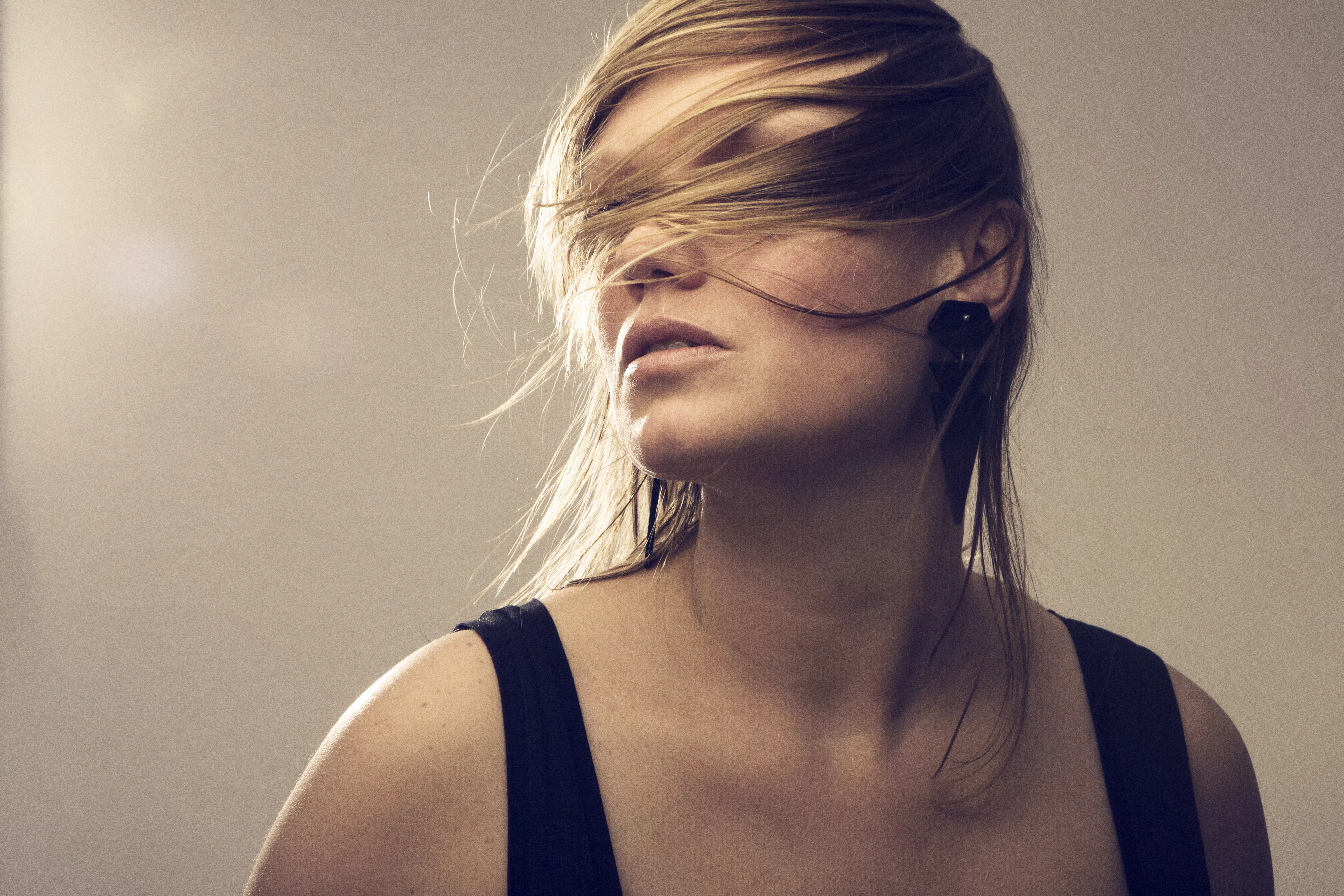 Roxy Jules udgiver smadret debutalbum