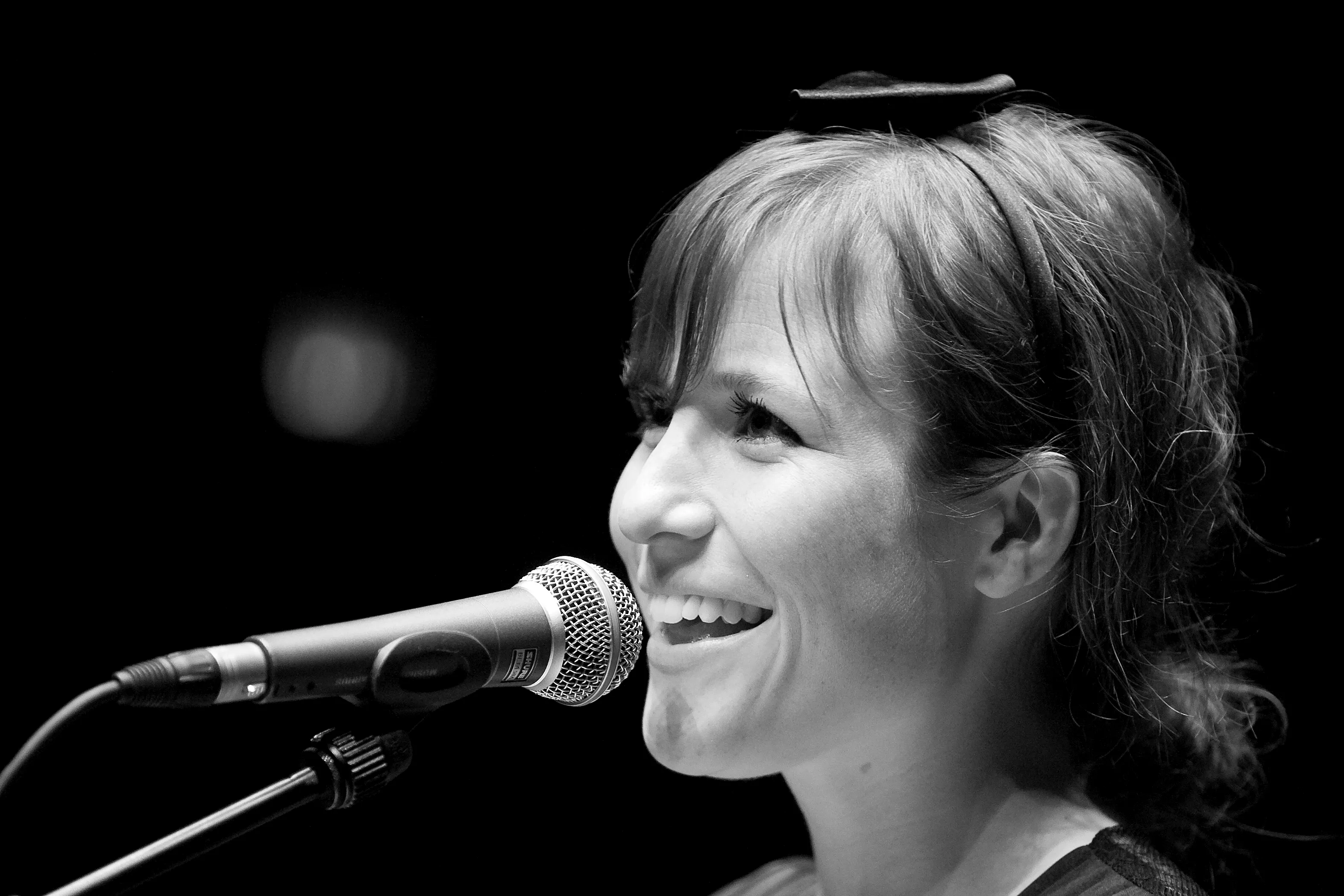 Hannah Schneider spiller i sin vindueskarm