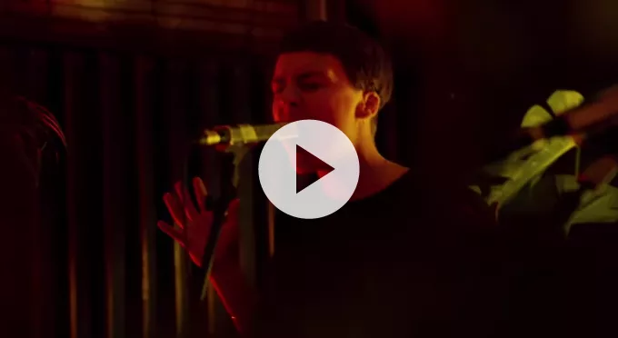 Se live-video med Roskilde-aktuelle Lowly
