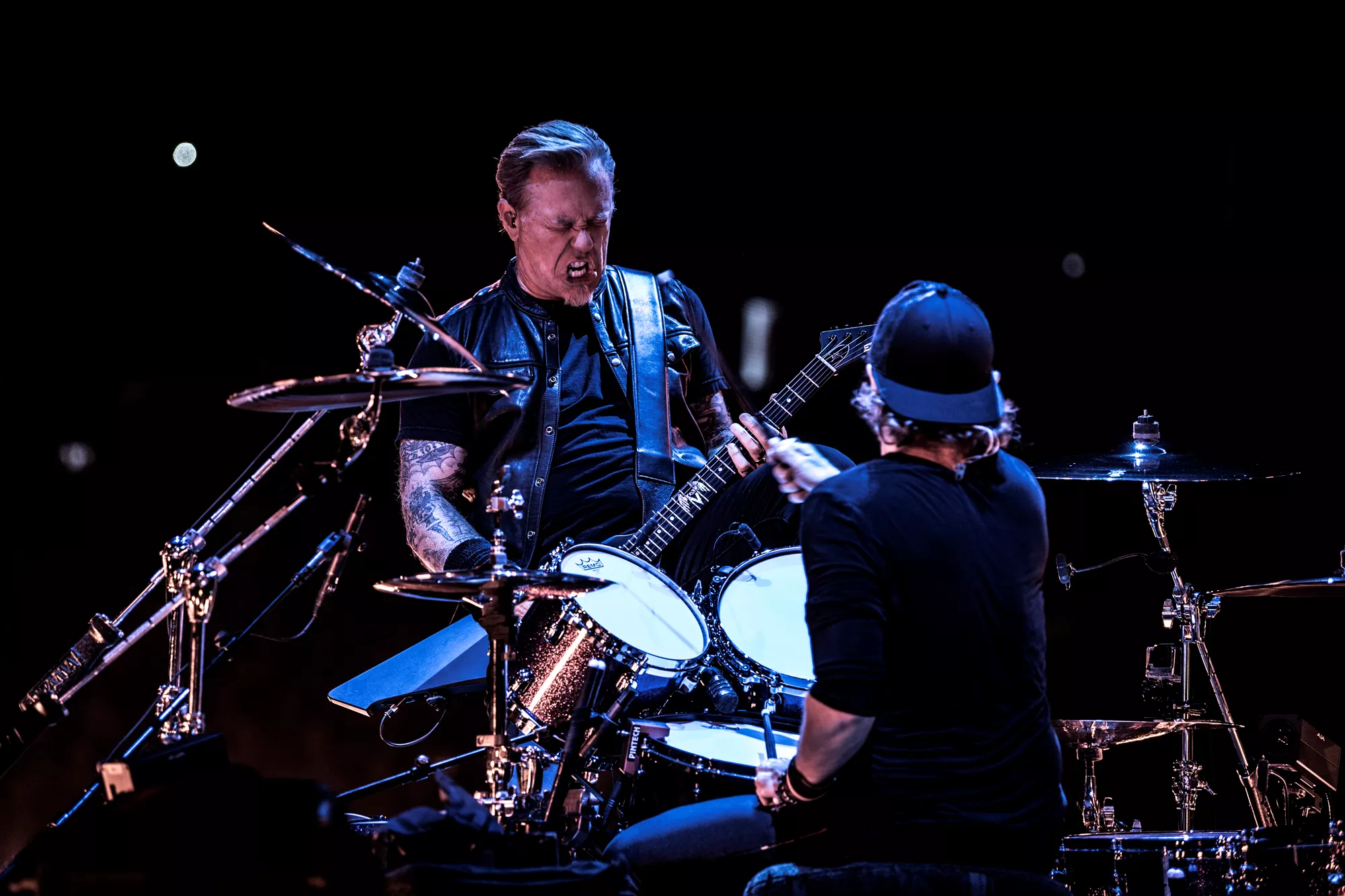 Två ur juryn har ekonomiska band till Metallica