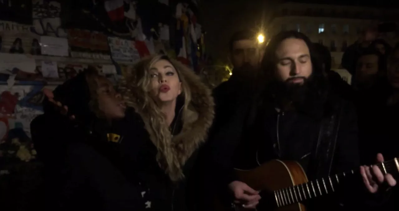 Se Madonna hedra terroroffer på torg i Paris
