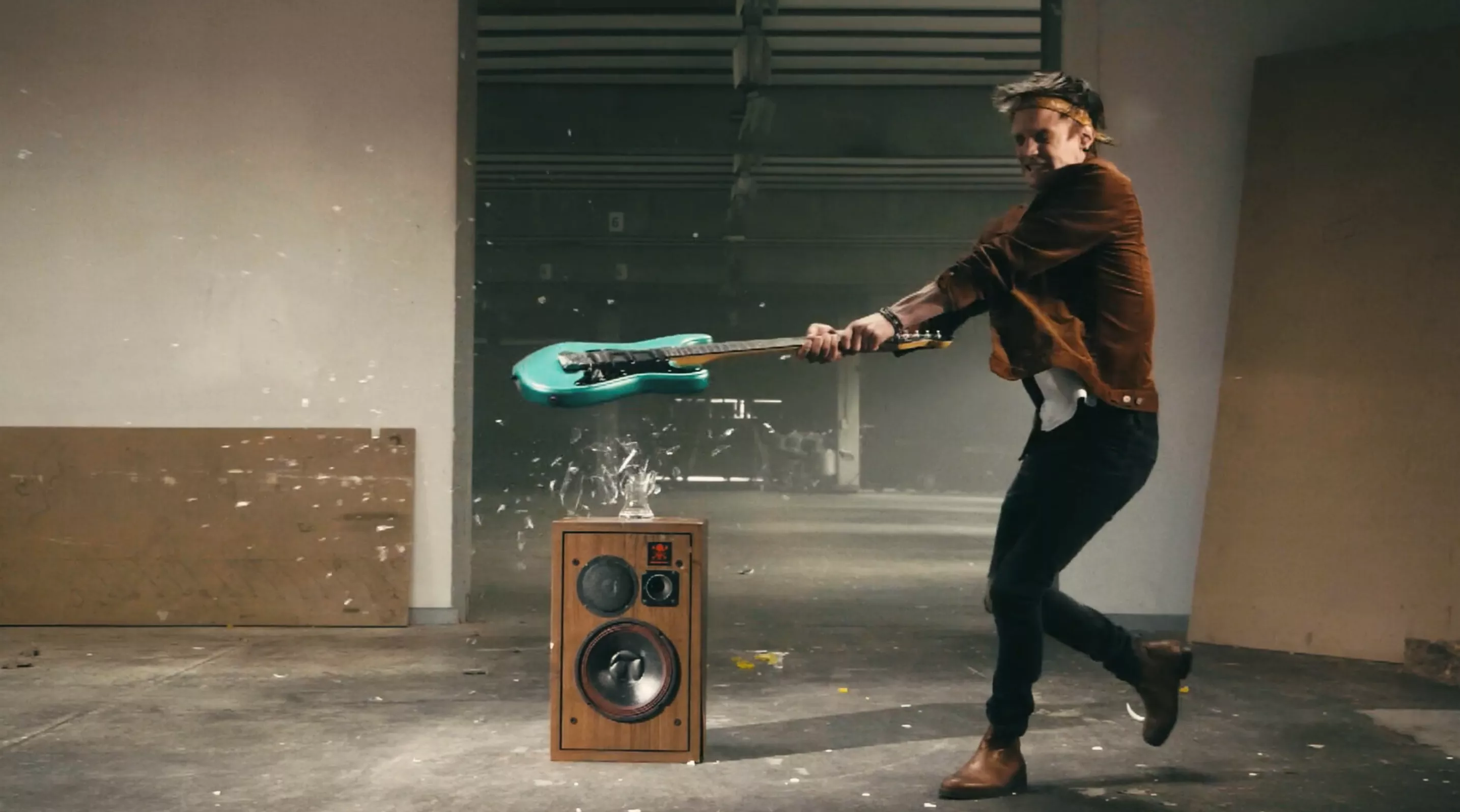 VIDEOPREMIERE: 80'er-dyrkende Boys From Heaven smadrer glas og højtalere