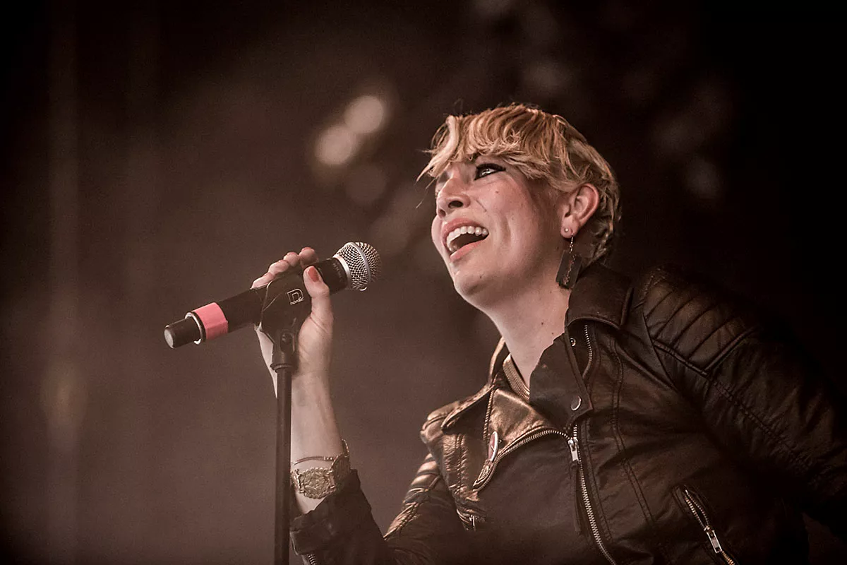 Jenny Wilson optræder til Crunchy Frogs jubilæumsfest