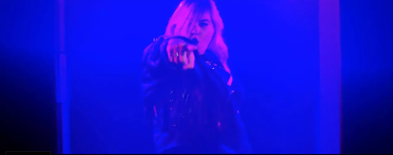 Musikvideo: Rebecca Lou tager ikke imod overgivelse