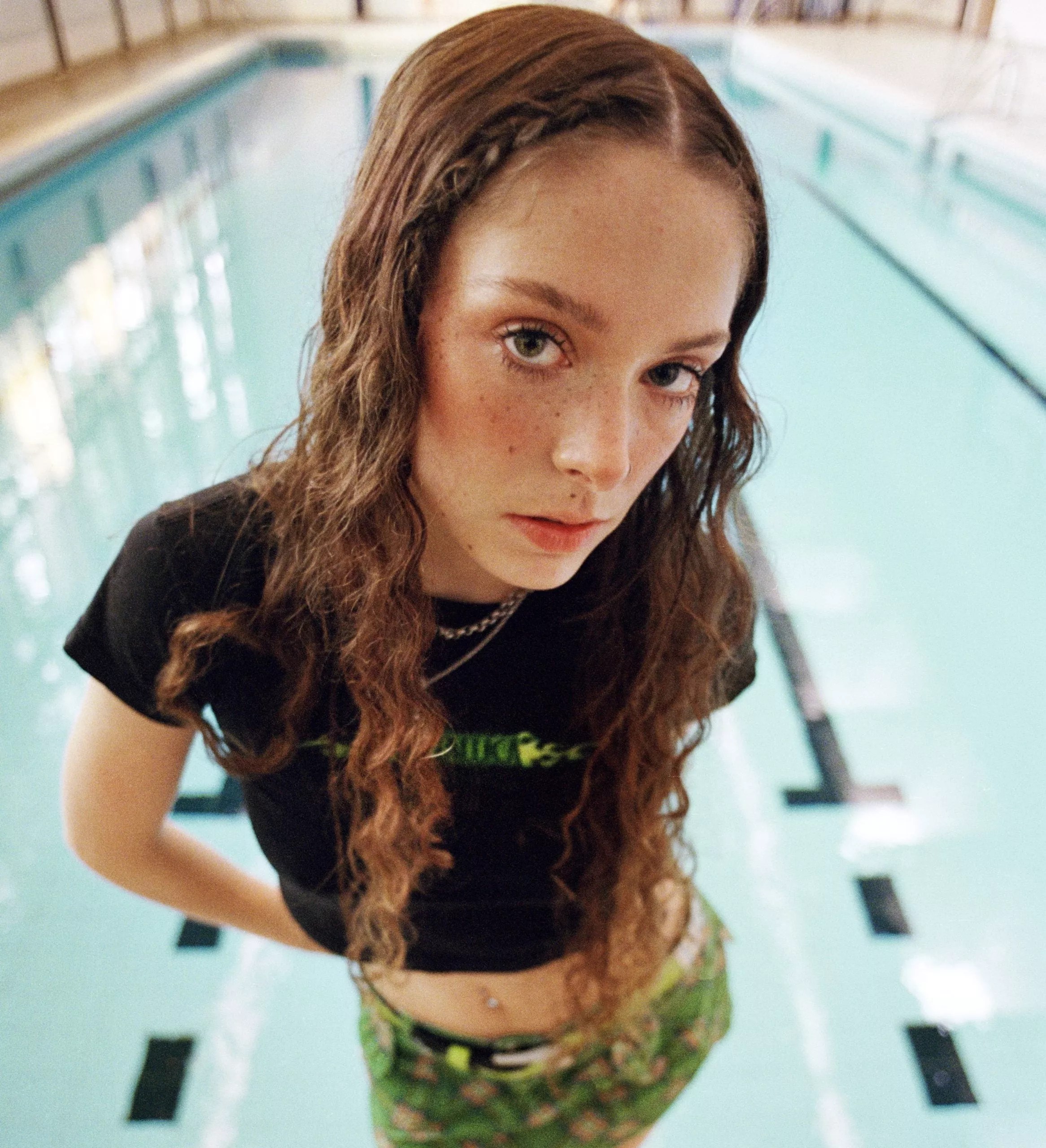 Den brittiska indieartisten Holly Humberstone är aktuell med den nya singeln "To Love Somebody".