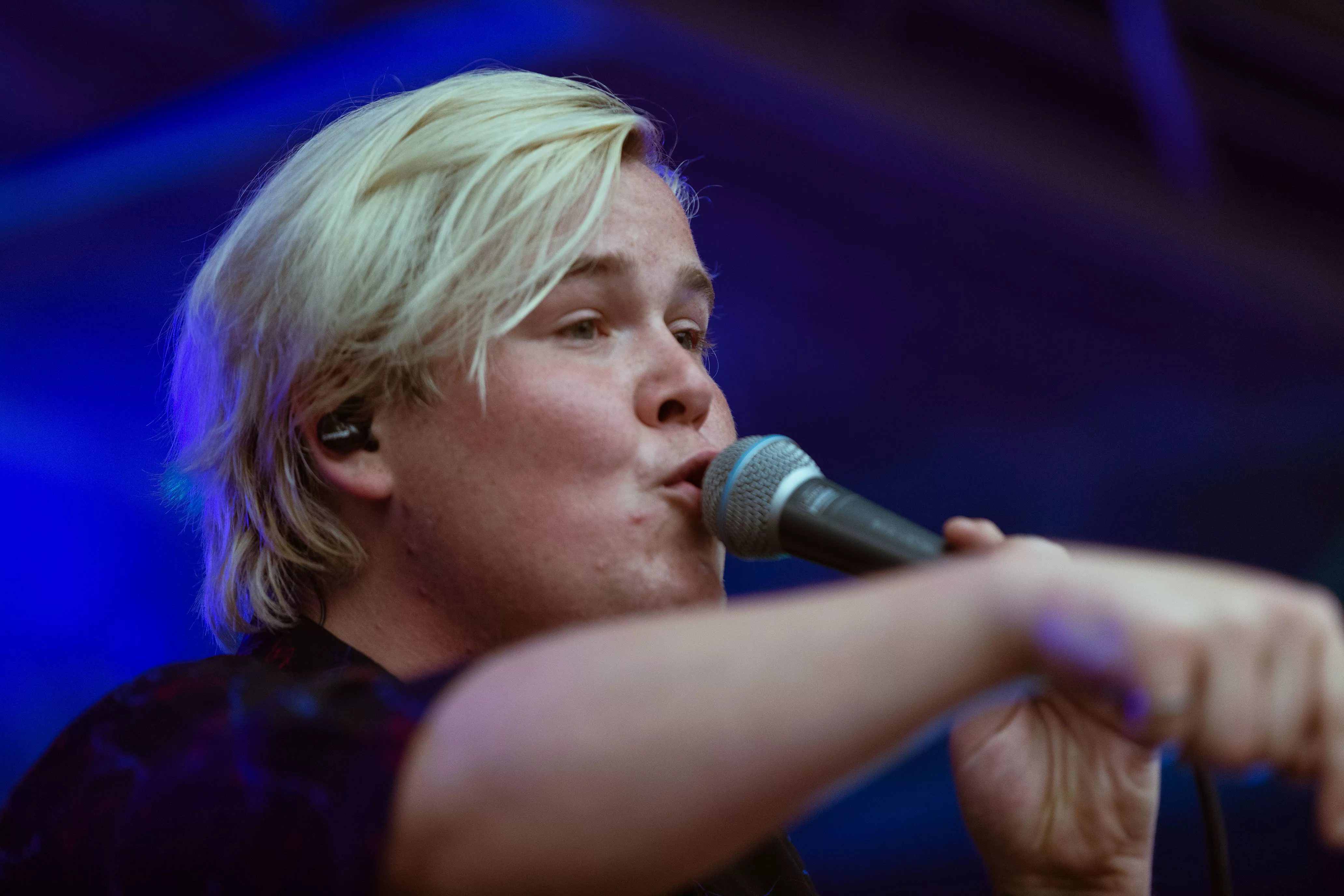 Eksplosive hjemmebanedrenge sætter regnvåd festival i bevægelse