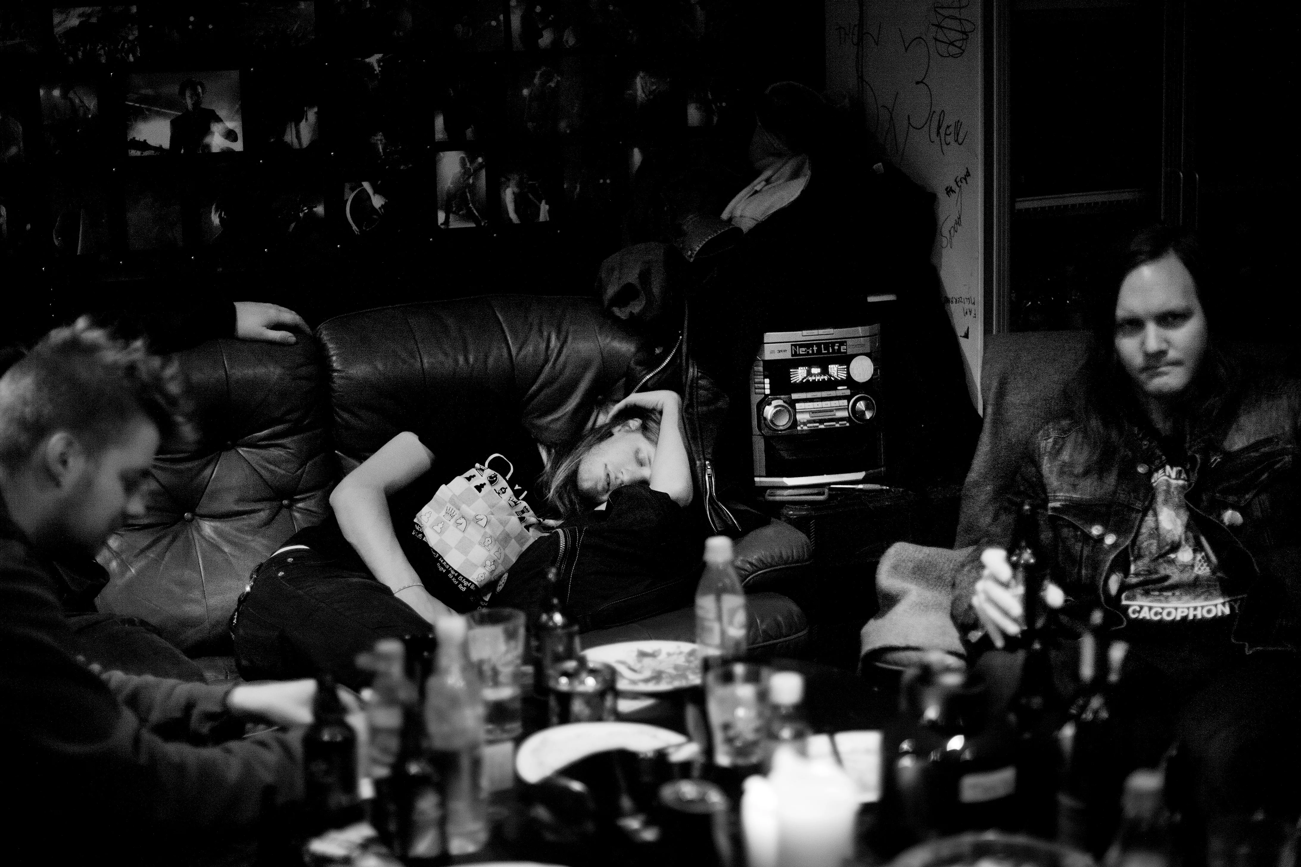 «All I Want For Christmas Is Glue»