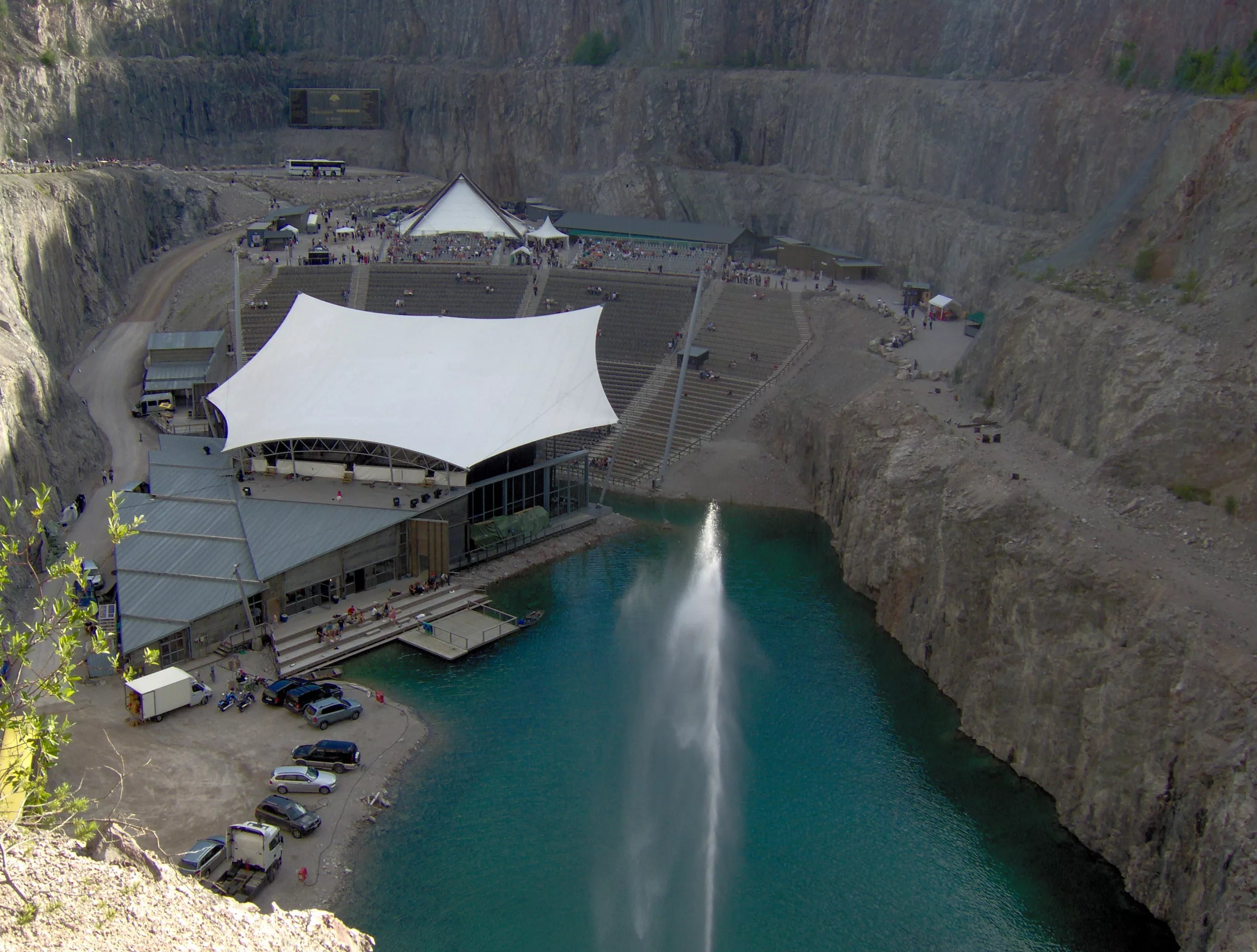 Into The Valley med nya artister