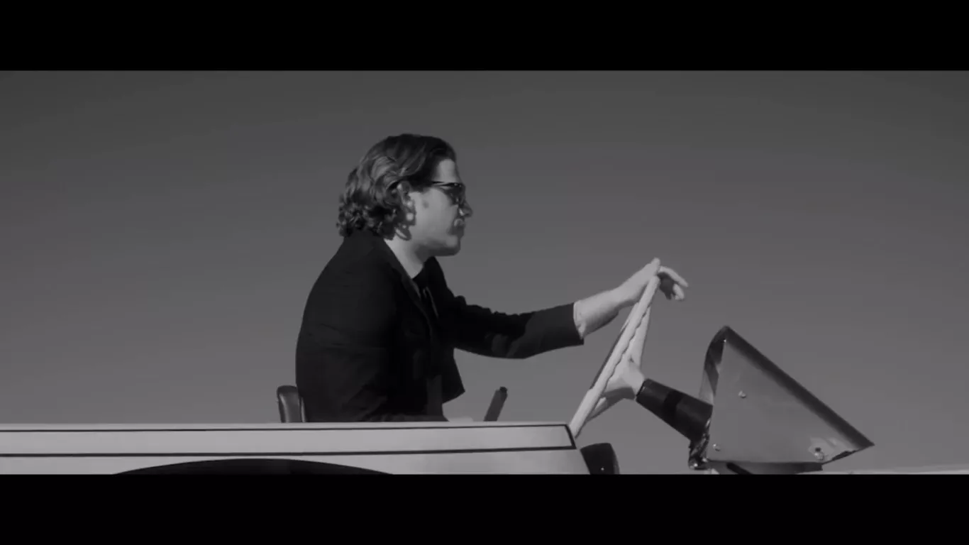 Se ny video med Arctic Monkeys – med traktortræk