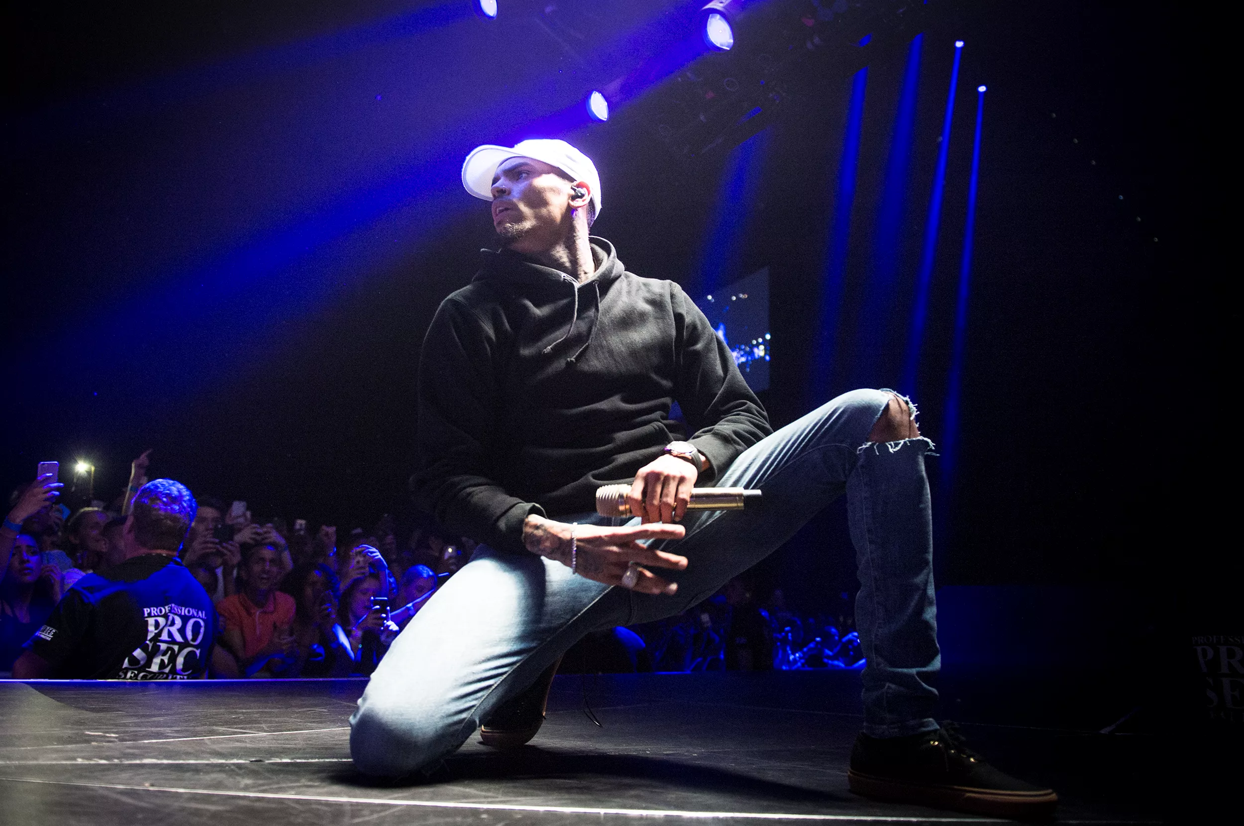 Chris Brown udgiver album med 45 numre