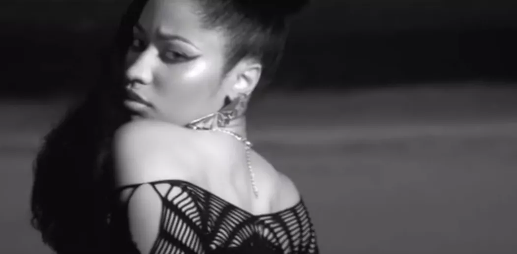 Nicki Minaj viser bagdel i ny video