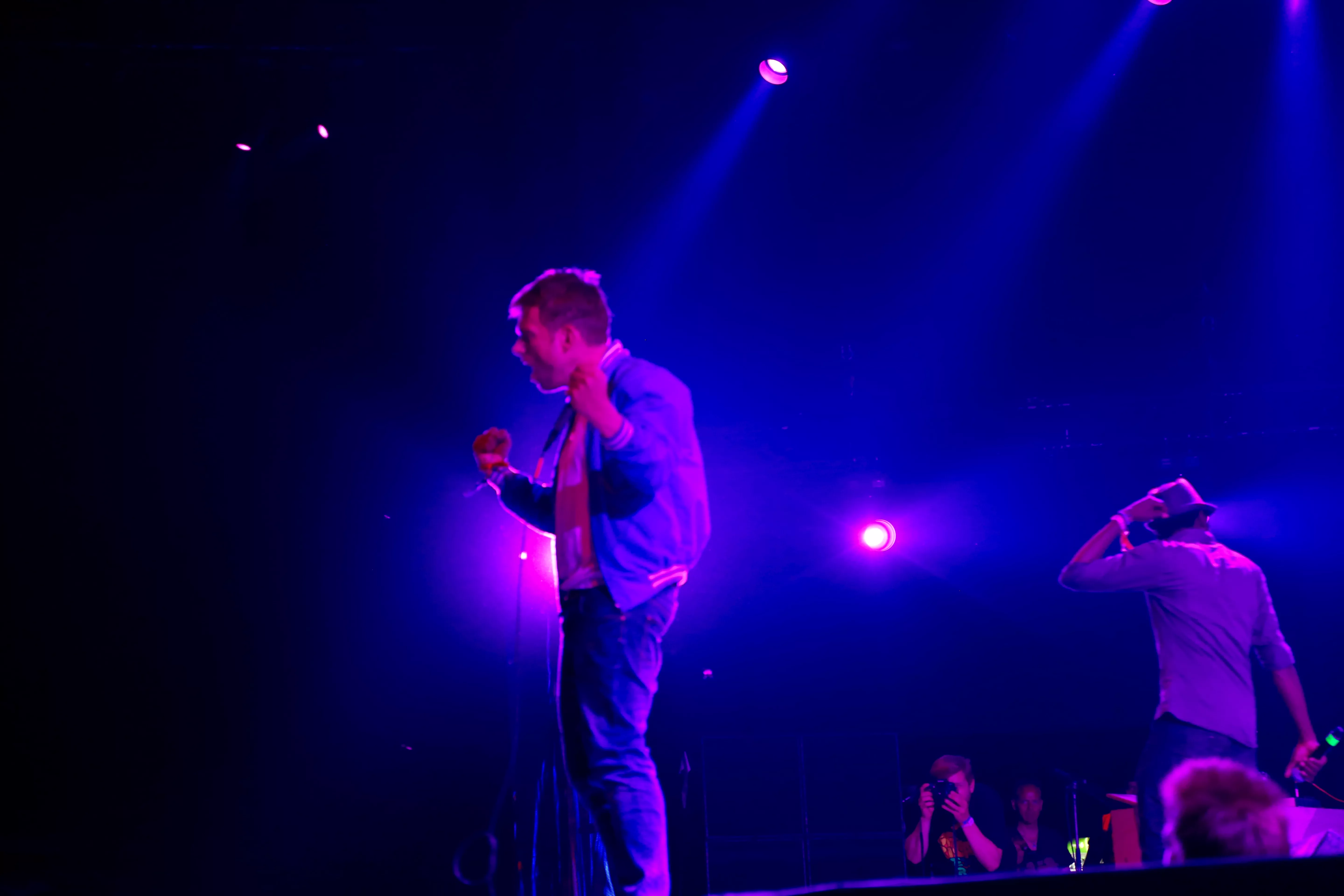 Video: Se Damon Albarn blive båret af scenen på Roskilde Festival 2015