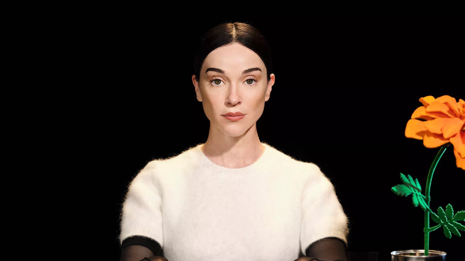 St. Vincent avslöjar att hon är gift och fått barn