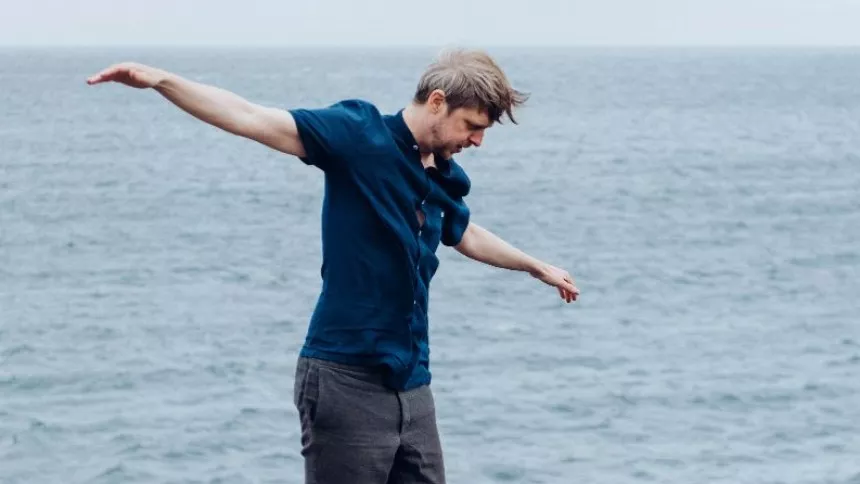 En varm og imødekommende lyd fra den rejsende trubadur