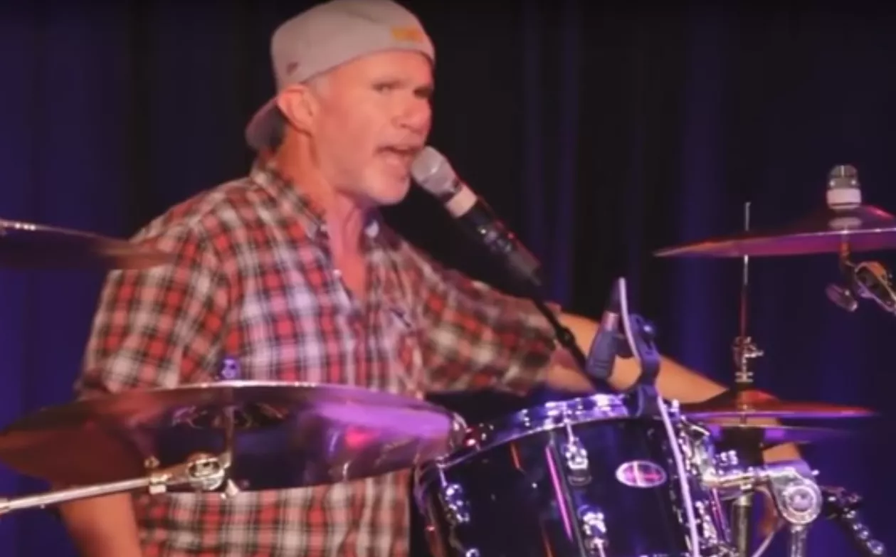 Häcklare i publiken får stjärnan att se rött – stormar av scenen